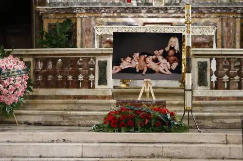 L'ultimo saluto a Raffaella Carrà tra lacrime e ricordi: "Goditi il meritato riposo"