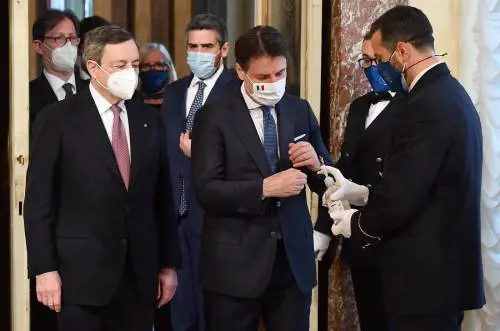 Lo scontro Draghi-Conte: cosa rivela la grafia
