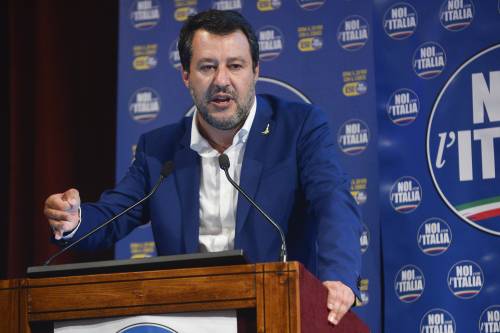 Lega, malumori sul certificato  Ma Salvini vira sui migranti