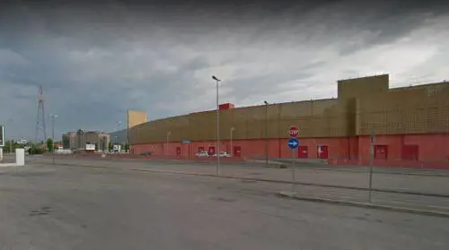 "Licenziati con una mail": scoppia la protesta