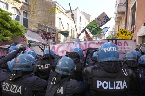 G20, sale la tensione: scontri tra manifestanti e polizia