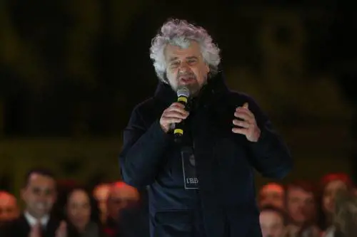 No a imposizioni "cinesi" e "orwelliane". Grillo si scopre in sintonia con la Meloni