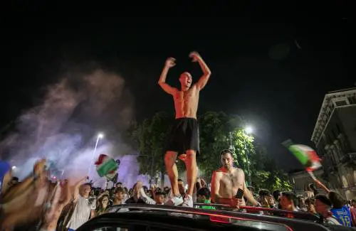 Stretta sulle piazze e agenti in strada: la finale "blindata" per frenare il virus