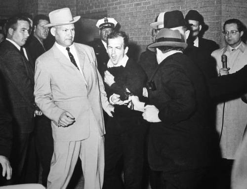 Il detective con il cappello intrappolato per sbaglio tra Pearl Harbor e Jfk