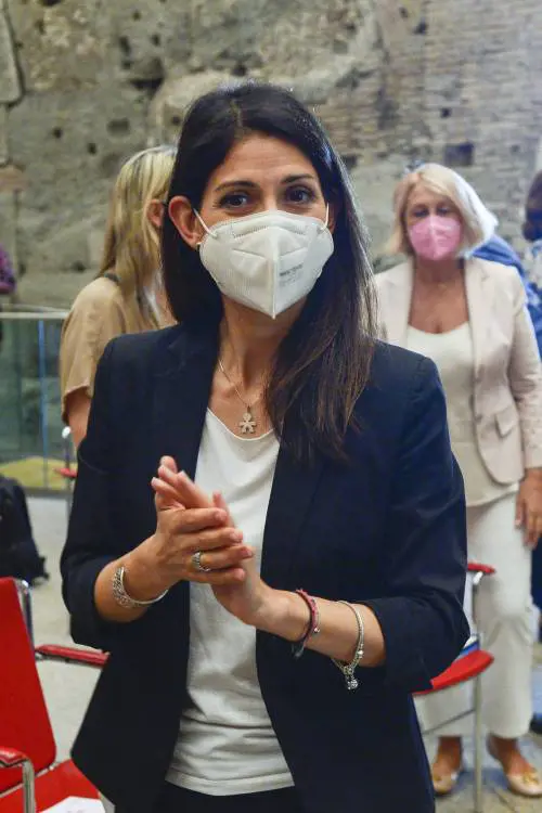 Raggi ci ricasca, super-gaffe: stravolto il cognome di Morricone