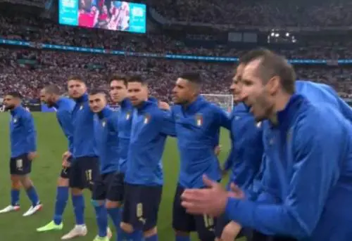 Fischi all'inno di Mameli. Gli Azzurri regiscono così