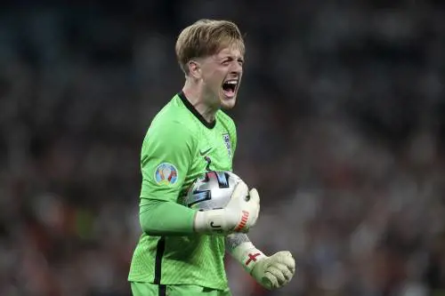 Il ritorno degli hooligans fra birre e scontri. Fischiano l'inno italiano, poi la disperazione