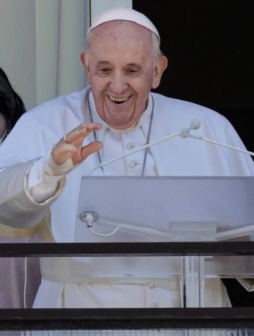 Il Papa pallido e magro all'Angelus dal Gemelli. "Grazie dell'affetto, la Sanità sia gratis per tutti"