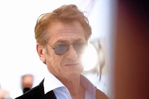 "Non torno sul set: prima vaccinate tutti gli attori". Penn spacca Hollywood