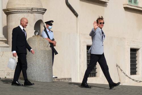 La grande festa per le strade di Roma: la gente rende omaggio all'Italia di Mancini