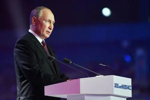 Via il Forum Ambrosetti. Con la sorpresa di Putin e il forfait di Draghi