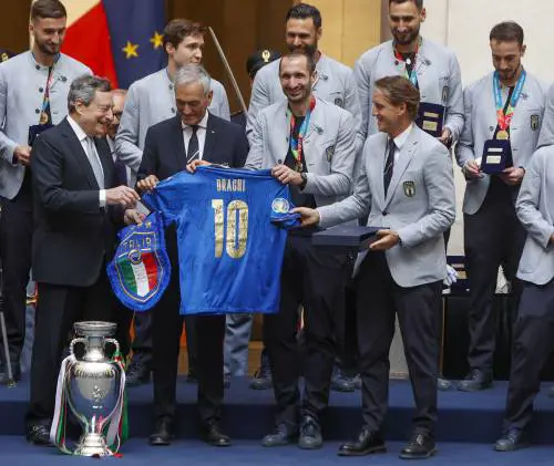 Mattarella e Draghi alla parata degli eroi. "Entrati nella storia. Ora il sistema Italia al centro del mondo"