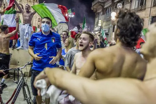 Bombe carta, petardi e tuffi nel Naviglio: 15 tifosi restano feriti
