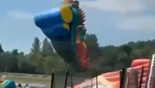 Il vento solleva il gonfiabile: il volo dei bimbi a 9 metri d'altezza