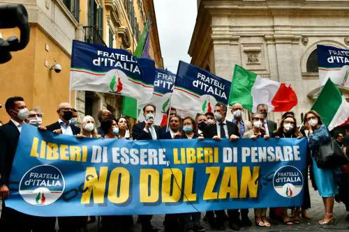 "Liberi di essere, liberi di pensare", flash mob FdI contro il ddl Zan