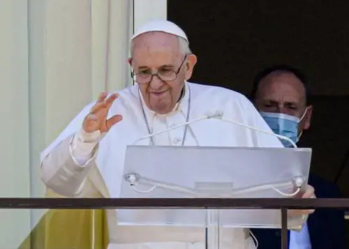 Papa Francesco lascia il policlinico Gemelli