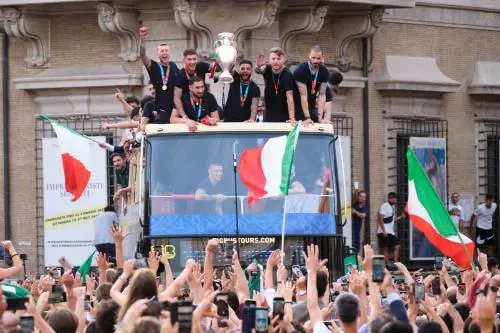 "La festa sul bus scoperto? Le istituzioni sapevano"