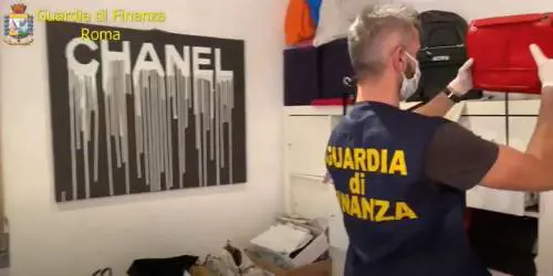 Scoperta la boutique dei tarocchi: spuntano tanti nomi vip