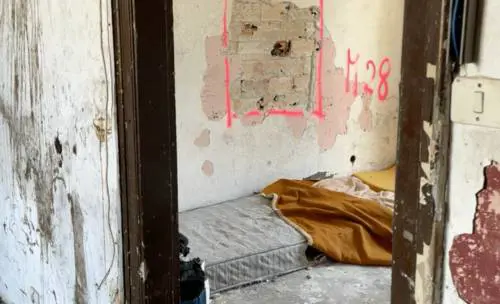 Degrado nella cascina abbandonata di via De Lemene a Milano