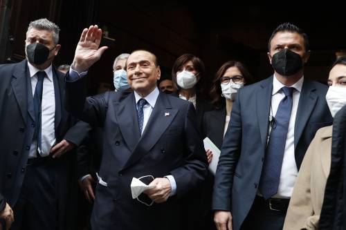 Campagna di Berlusconi: "Il vaccino tutela la libertà di non ammalarsi di covid"