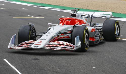 La Formula 1 va nel futuro con una brutta auto. Ma promette sorpassi