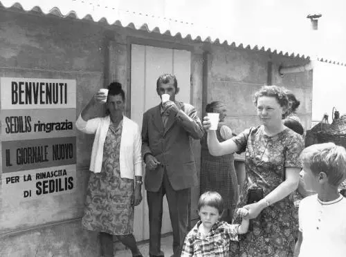 Corradi in viaggio nel terremoto: "Sedilis ricostruita grida W il Giornale. E Montanelli posa la prima pietra"