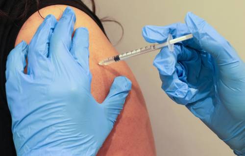 Vaccini obbligatori in Premier, ma la serie A fa melina
