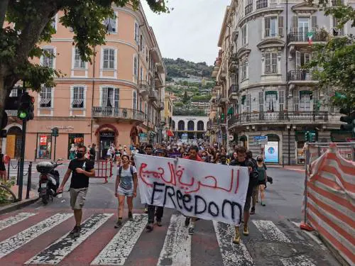 Insulti dei no border a Ventimiglia: "Vergogna, sei una fogna"
