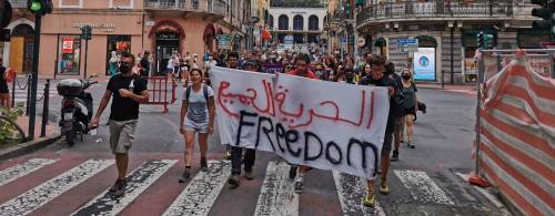 "Lasciate qui i migranti": Ventimiglia presa d'assalto