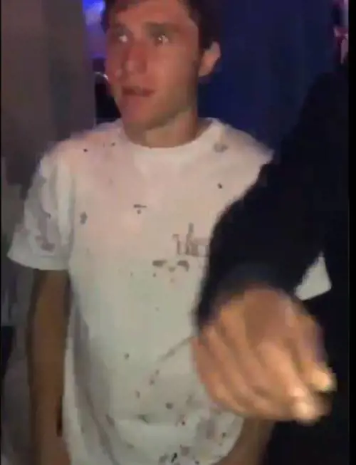 Chiesa scatenato in discoteca: l'attaccante della Juventus è su di giri