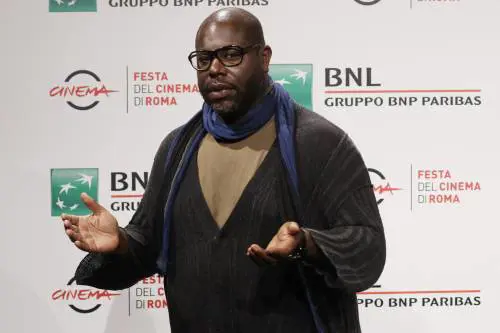 Un McQueen "leggero" porta il suo musical sulla spiaggia di Cannes