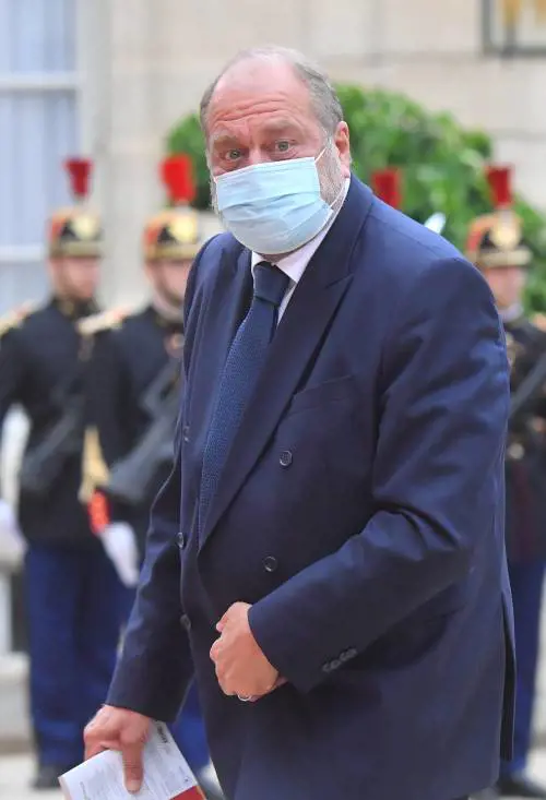 Francia, incriminato il ministro della Giustizia. Macron lo salva: "È un presunto innocente"