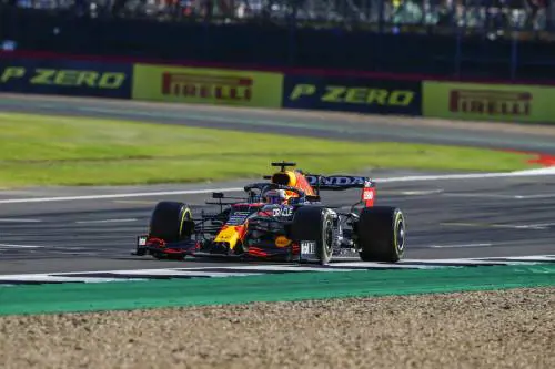 Max si prende il mini Gp e toglie la pole a re Lewis davanti a 110mila sudditi
