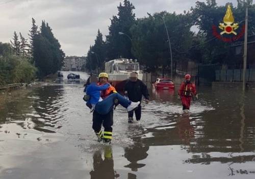 Nubifragio a Palermo, sub in strada per salvare le persone