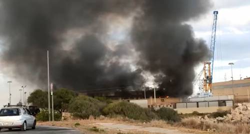 Materassi dati alle fiamme: 30 migranti in fuga da Pozzallo