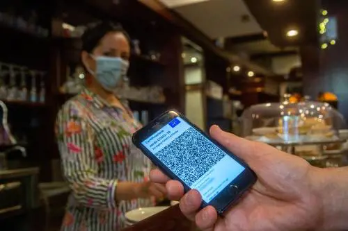 Green pass a zone. Ora sulla movida rischio coprifuoco (e mascherine)