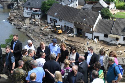 Merkel nel fango della tragedia. "Spettrale, attenzione al clima"