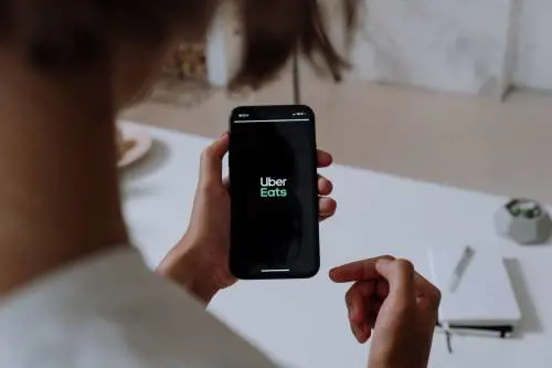"Aspettative non raggiunte", chiude il servizio di Uber Eats in Italia
