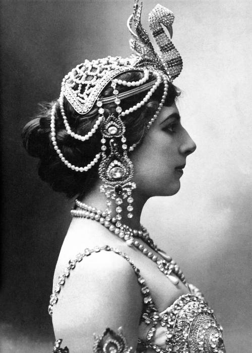 Chi era Mata Hari: il ventre della spia