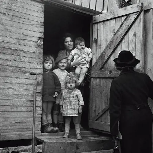 Germaine Chaumel, La visita dell’infermiera, Tolosa, Francia, 1939 © Germaine Chaumel, Fonds Martinez - Chaumel - Mairie de Toulouse, Archives municipales