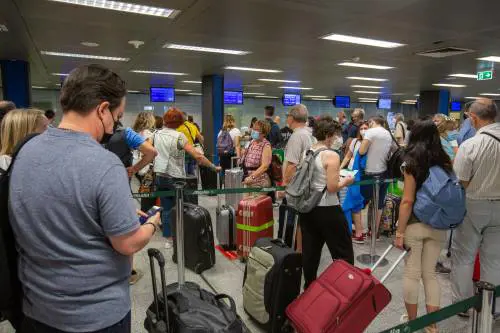 La Farnesina avvisa i ragazzi in partenza: "Pagate test e isolamento"