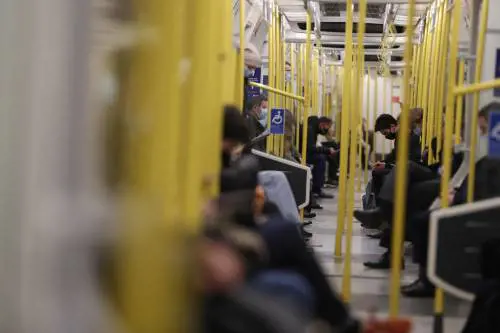 Nuova variante cresce in Gran Bretagna: cosa si sa finora