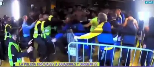 Botte e lanci di oggetti. Follia nello spogliatoio del Boca Juniors