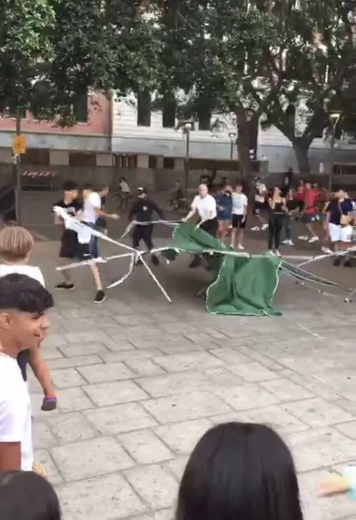 L'assalto choc degli antagonisti: distrutto gazebo della Lega