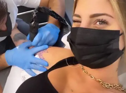 Chiara Nasti e lo strano tatuaggio. Il web si scatena: "Egocentrica"