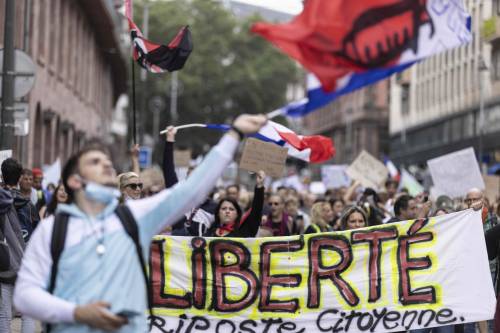 Ecco cosa ha costretto Macron a rivedere il Green pass