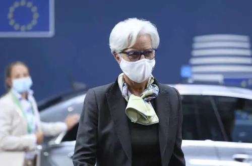 La Bce: "Aiuti e minitassi più a lungo"