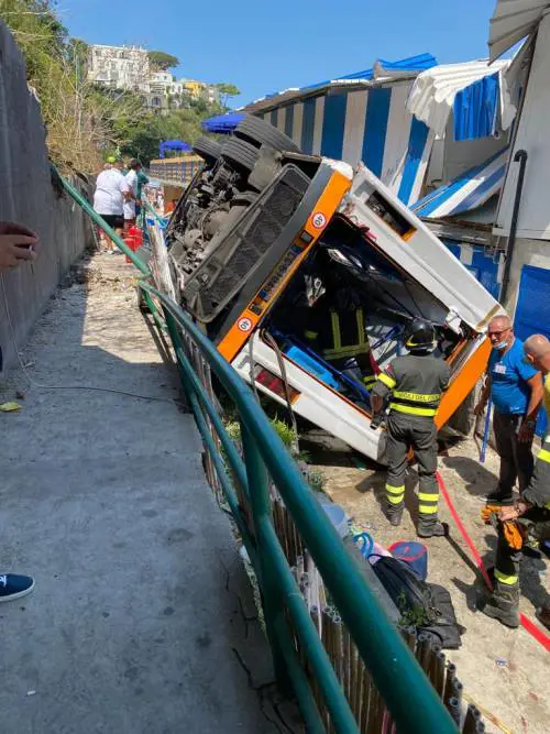Capri, l'autista muore d'infarto. Il pullman precipita: 28 feriti