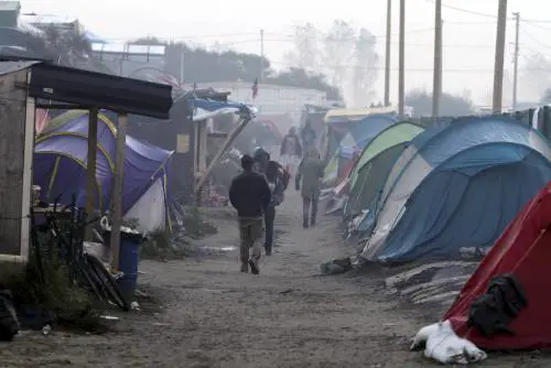 Londra paga la Francia per fermare i migranti