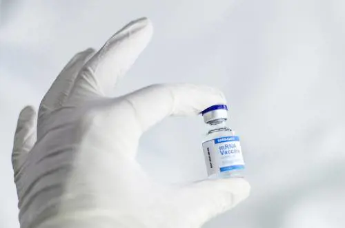 Ecco perché non si deve saltare la seconda dose dei vaccini a mRNA